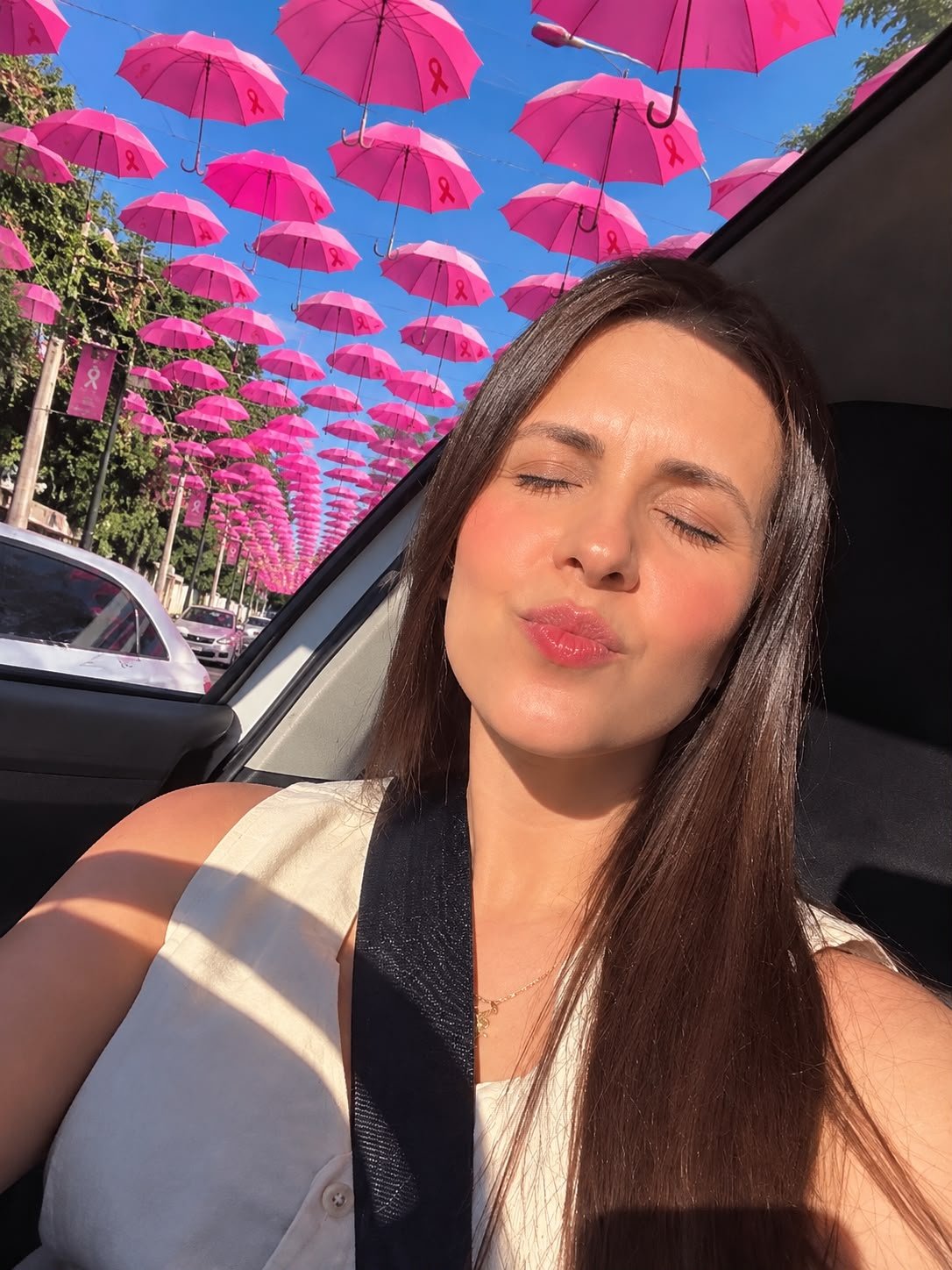 Fabiane Stéfani de Ávila Manso, na praça Tamandaré, durante a campanha do Outubro Rosa